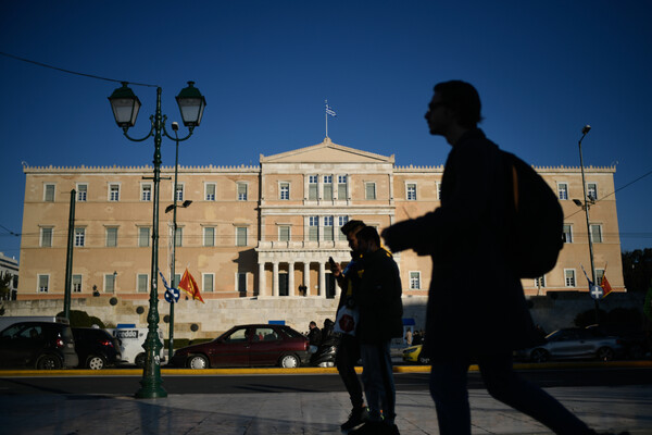 Σκιές ανθρώπων στην Αθήνα