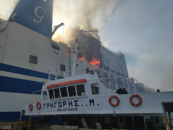 Φωτιά στο Euroferry Olympia: Απεγκλωβίστηκαν οι δυο άνθρωποι από το γκαράζ του πλοίου