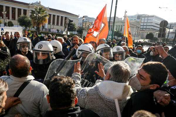 Επεισόδια στο κέντρο της Αθήνας: Χημικά και συγκρούσεις στη συγκέντρωση υγειονομικών