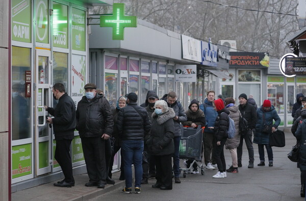 Μαζικά εγκαταλείπουν το Κίεβο οι κάτοικοί του - Ουρές σε βενζινάδικα και τράπεζες