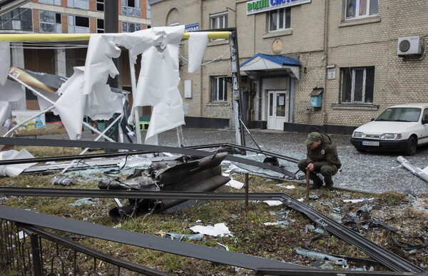 Πόλεμος στην Ουκρανία: Δεκάδες οι νεκροί, άμαχοι και στρατιώτες, από τους ρωσικούς βομβαρδισμούς
