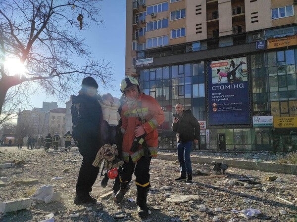 Πόλεμος στην Ουκρανία: Ρωσικοί πύραυλοι έπληξαν πολυκατοικία στο Κίεβο