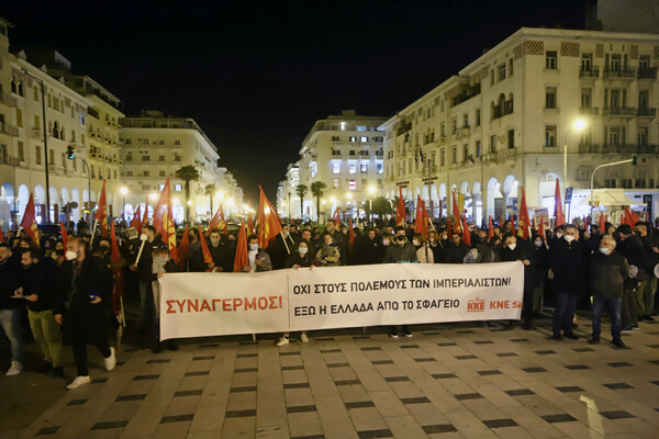 Συγκεντρώσεις διαμαρτυρίας στη ρωσική πρεσβεία από ΚΚΕ και ΣΥΡΙΖΑ & πορεία στην πρεσβεία των ΗΠΑ