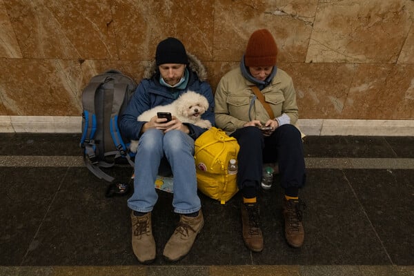 Ουκρανοί φεύγουν από την εμπόλεμη ζώνη αγκαλιά με τα κατοικίδιά τους