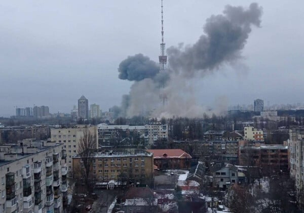 Πόλεμος στην Ουκρανία: Οι Ρώσοι χτύπησαν τον 385 μέτρων πύργο τηλεπικοινωνιών-τηλεόρασης του Κιέβου