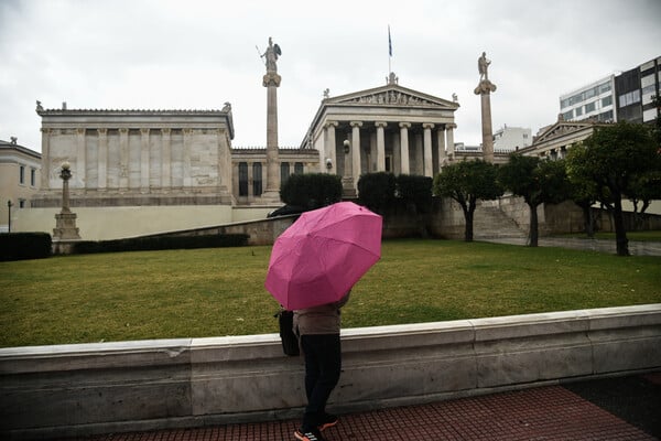 Καιρός: Κρύο, βροχές μικρή άνοδος της θερμοκρασίας σήμερα