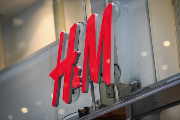 H H&M σταματά προσωρινά όλες τις πωλήσεις στη Ρωσία