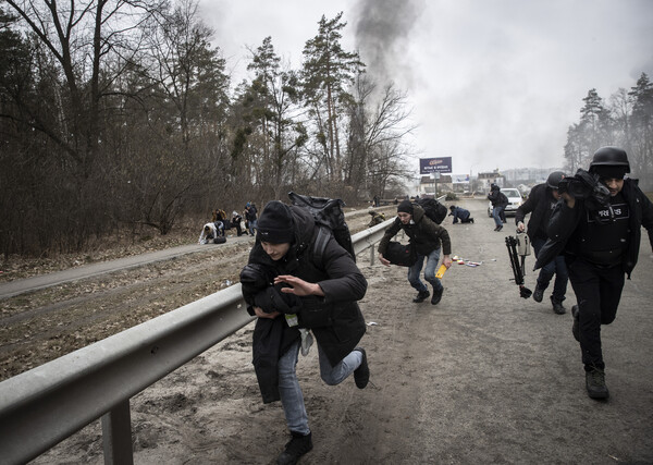 Οχυρώνεται το Κίεβο- Άμαχοι και δημοσιογράφοι τρέπονται σε φυγή στο Ίρπιν