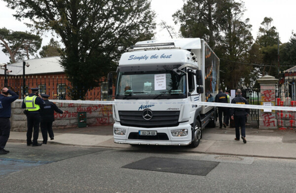 Φορτηγό έπεσε στην πύλη της ρωσικής πρεσβείας στο Δουβλίνο