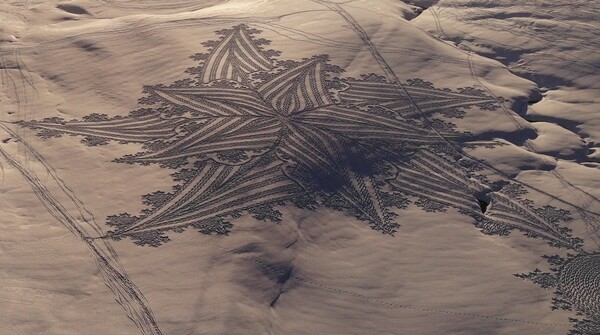 Καλλιτέχνης δημιουργεί στο χιόνι γιγάντια γεωμετρικά μοτίβα