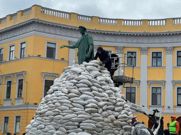 UKRAINE STATUE