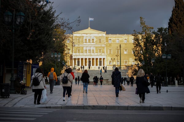 Κόσμος περπατά στο Σύνταγμα