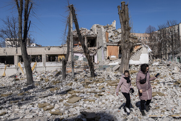 «Αυτός ήταν ο πατέρας μου, αυτή ήταν η κόρη μου»- Το βίντεο του Ζελένσκι με τη φρίκη του πολέμου