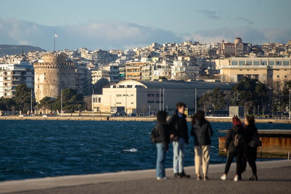 Νεαροί στη Θεσσαλονίκη, με φόντο τον Λευκό Πύργο