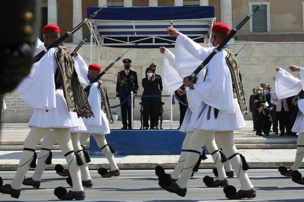 Η Ελλάδα γιορτάζει την 25η Μαρτίου: H μεγάλη στρατιωτική παρέλαση στο Σύνταγμα