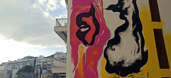 Μια νέα τοιχογραφία στην πλατεία Μαβίλη με ένα κύμα/νεύμα για έναν ρευστό κόσμο