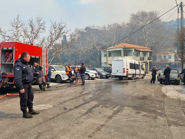 Φωτιά στη Σάμο: Εκκενώνεται προληπτικά το χωριό Βουρλιώτες