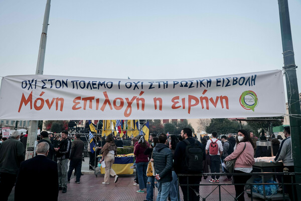 Σε εξέλιξη η συναυλία ειρήνης στα Προπύλαια- Έκλεισε η Πανεπιστημίου