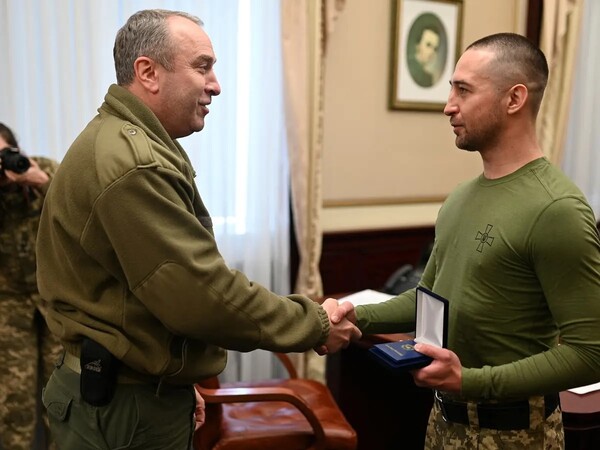 Η Ουκρανία έδωσε μετάλλιο στον στρατιώτη που είπε «άντε γ*****» στους Ρώσους στο Φιδονήσι