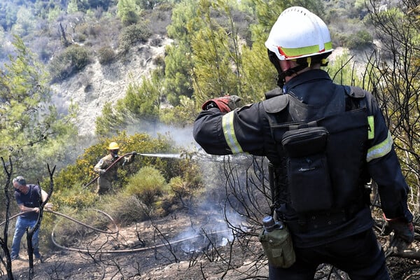 Πυροσβέστες εν ώρα κατάσβεσης