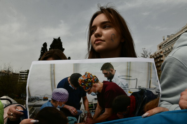 «Είμαι η Μπούσα»: Ουκρανοί συγκεντρώθηκαν έξω από την ελληνική Βουλή όσο μιλούσε ο Ζελένσκι