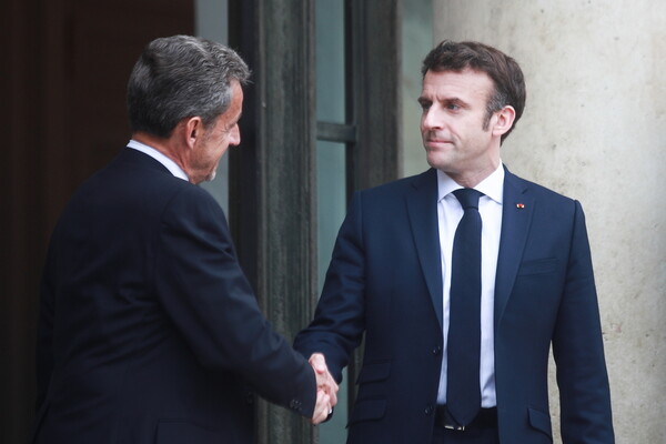 Ο Σαρκοζί στηρίζει Μακρόν για τη γαλλική προεδρία - «Ευχαριστώ» του απάντησε εκείνος