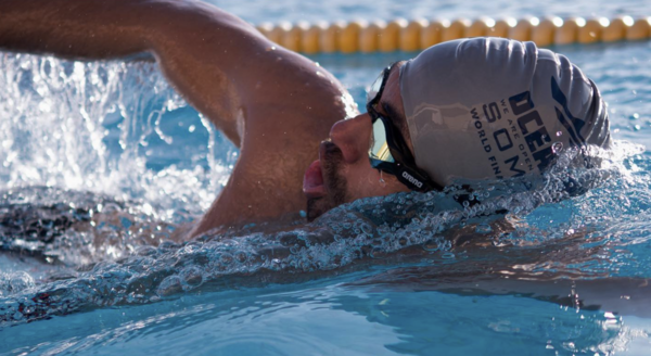 Αιγύπτιος κολυμβητής κατέρριψε δύο ρεκόρ Γκίνες αφότου έχασε το πόδι του