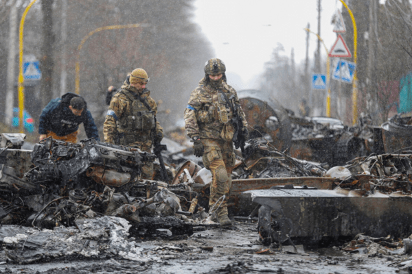 Θηριωδία στην Ουκρανία: Άμαχοι με σημάδια βασανιστηρίων βρέθηκαν σε ομαδικούς τάφους κοντά στο Κίεβο