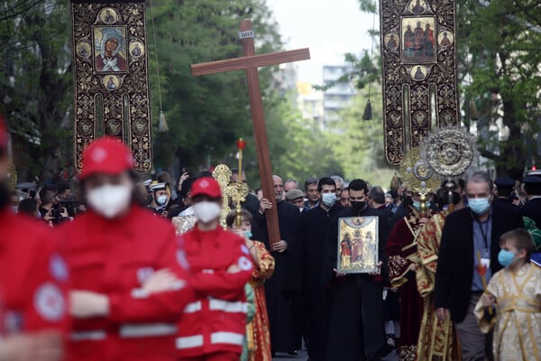 Εικόνες από την πρώτη περιφορά Επιταφίου στην Θεσσαλονίκη