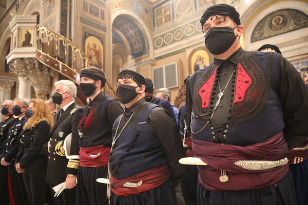 Εικόνες από την περιφορά του Επιταφίου στη Μητρόπολη Αθηνών