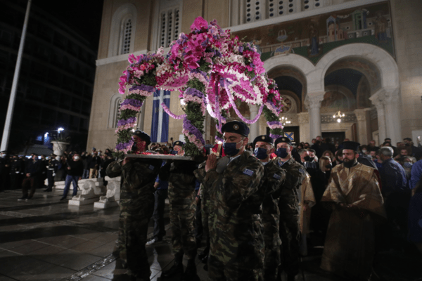 Εικόνες από την περιφορά του Επιταφίου στη Μητρόπολη Αθηνών