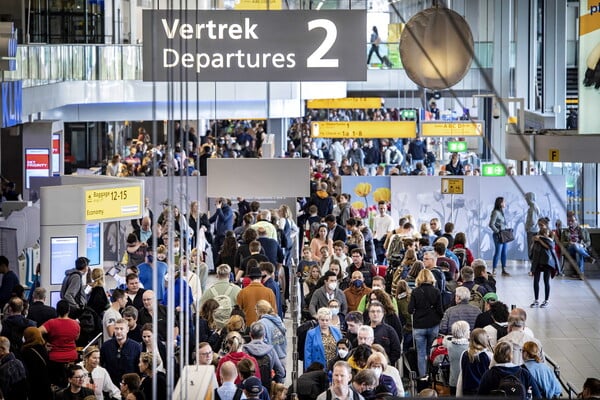 Άμστερνταμ: Χάος στο Schiphol - Αναμονές, συνωστισμός, ματαιώσεις πτήσεων από την απεργία προσωπικού