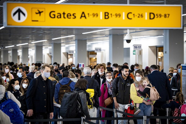 Άμστερνταμ: Χάος στο Schiphol - Αναμονές, συνωστισμός, ματαιώσεις πτήσεων από την απεργία προσωπικού