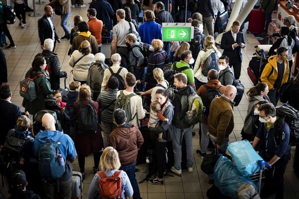 Άμστερνταμ: Χάος στο Schiphol - Αναμονές, συνωστισμός, ματαιώσεις πτήσεων από την απεργία προσωπικού