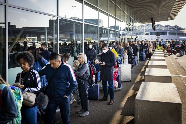 Άμστερνταμ: Χάος στο Schiphol - Αναμονές, συνωστισμός, ματαιώσεις πτήσεων από την απεργία προσωπικού