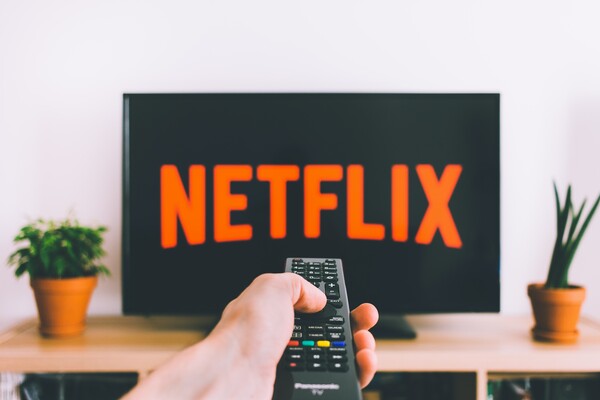 Το Netflix βάζει τέρμα στους δανεικούς κωδικούς- Θα σας χρεώνει περισσότερο αν βλέπουν από άλλα σπίτια