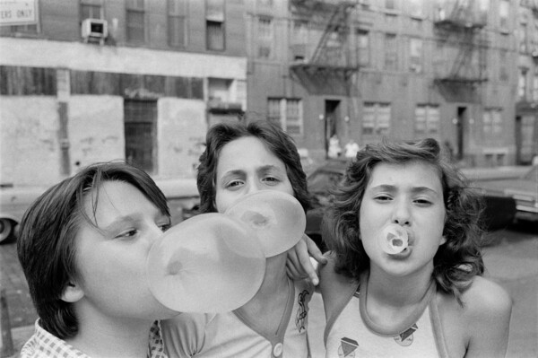 Τι αποκαλύπτει η θρυλική φωτογράφος Susan Meiselas για τη φωτογράφιση των γυναικών στρίπερ