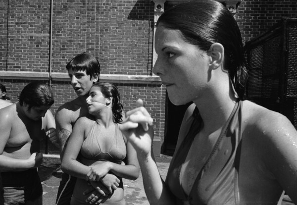 Τι αποκαλύπτει η θρυλική φωτογράφος Susan Meiselas για τη φωτογράφιση των γυναικών στρίπερ