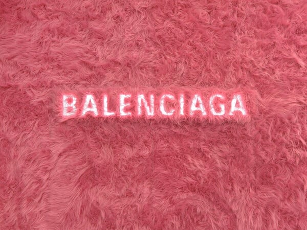 Ο οίκος Balenciaga τυλίγει το κατάστημα του Λονδίνου με ροζ faux γούνα