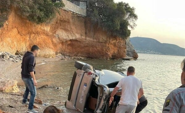 Σαλαμίνα: Αυτοκίνητο έπεσε στη θάλασσα από ύψος 20 μέτρων- Τρεις τραυματίες