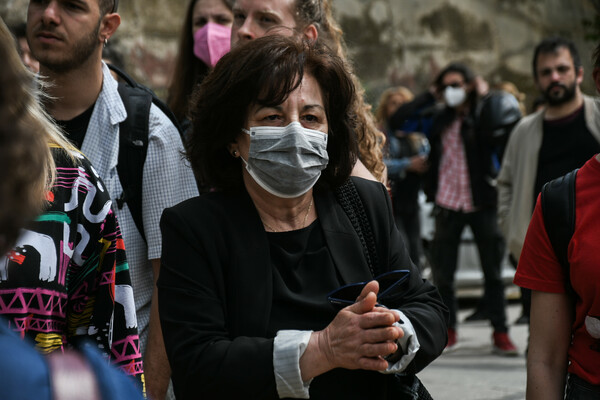 Δέκα χρόνια χωρίς ελαφρυντικά στον κοσμηματοπώλη και τον μεσίτη που κρίθηκαν ένοχοι για τη δολοφονία του Ζακ Κωστόπουλου, αθώοι οι τέσσερις αστυνομικοί, πολλές οι ενστάσεις και τα ερωτήματα που παραμένουν αναπάντητα.