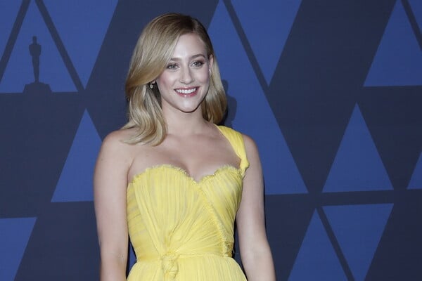 Η Lili Reinhart καταγγέλλει τις σελέμπριτι που «λιμοκτονούν»: «Έχω μπουχτίσει»