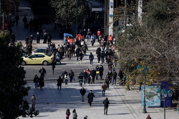 Κόσμος περπατά στην Αθήνα