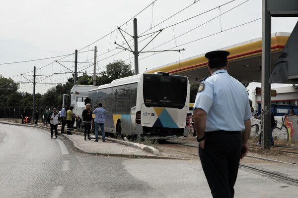 Τροχαίο με λεωφορείο στην παραλιακή: Έξι οι τραυματίες - Εικόνες καταστροφής από το σημείο