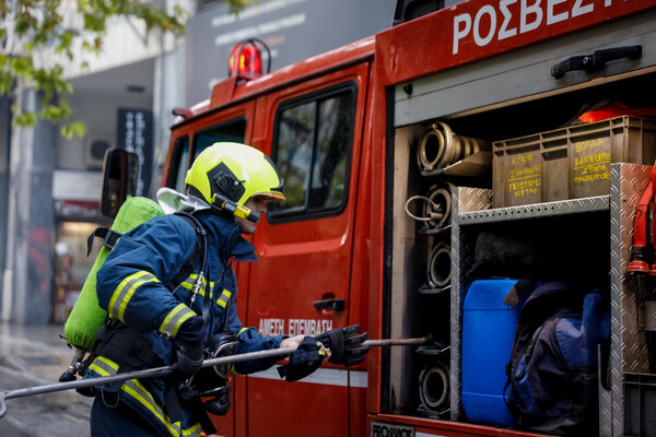 Φωτιά σε κτήριο στο κέντρο της Αθήνας - Επιχείρηση απεγκλωβισμού από την Πυροσβεστική