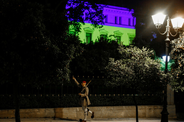 Το Προεδρικό Μέγαρο φωταγωγήθηκε στα εθνικά χρώματα της Ουκρανίας	