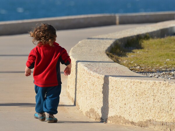 Ηράκλειο: Νόμιζαν ότι η 2 ετών κόρη τους κοιμόταν, το παιδί ήταν στο αστυνομικό τμήμα