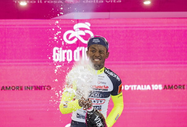 Στο νοσοκομείο ο νικητής του Giro d’ Italia- Τραυματίστηκε στο μάτι από φελλό σαμπάνιας