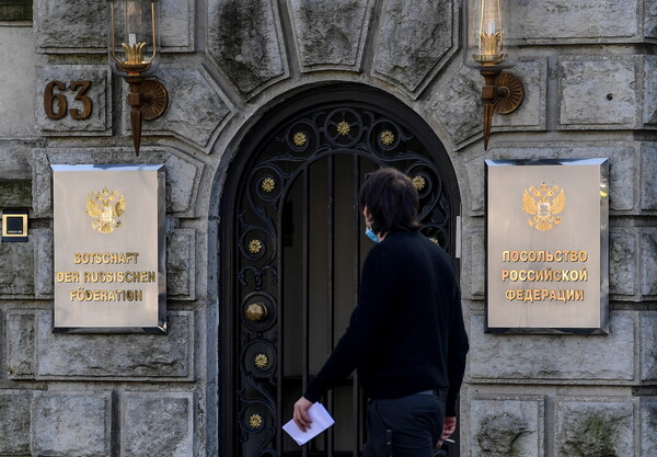 Η Γερμανία αίρει περιορισμούς στην έκδοση βίζας σε Ρώσους εργαζομένους παρά τους φόβους για κατασκοπεία