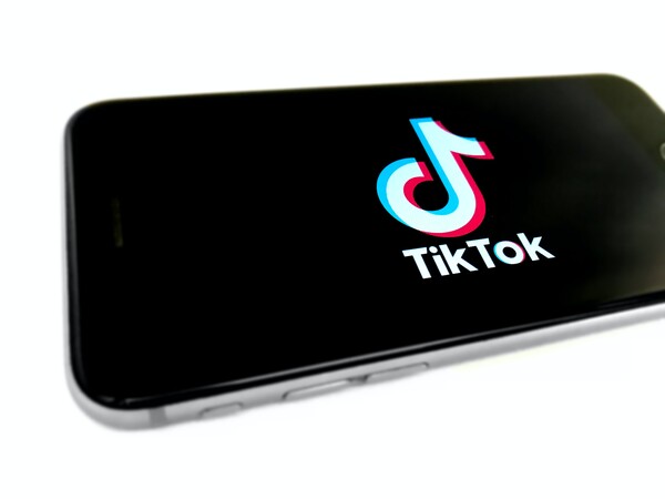 TikTok: Κίνδυνοι, τραυματισμοί ακόμα και θάνατοι στο βωμό των likes - Οι πιο επικίνδυνες «προκλήσεις» 